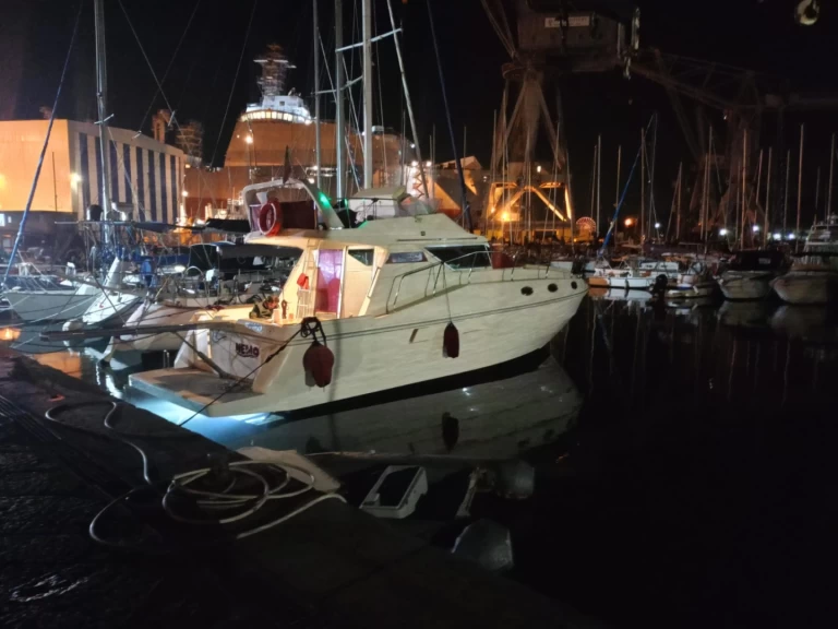 Noleggio Barca a motore Azimut con patente nautica