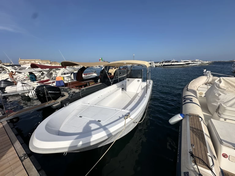Noleggio barche Marzamemi economico Breeze 820