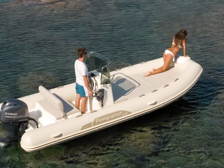 Noleggiare una Capelli Tempest 530 a Six-Fours-les-Plages