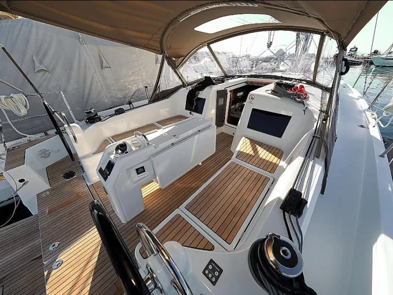 Noleggio Barca a vela Jeanneau con patente nautica