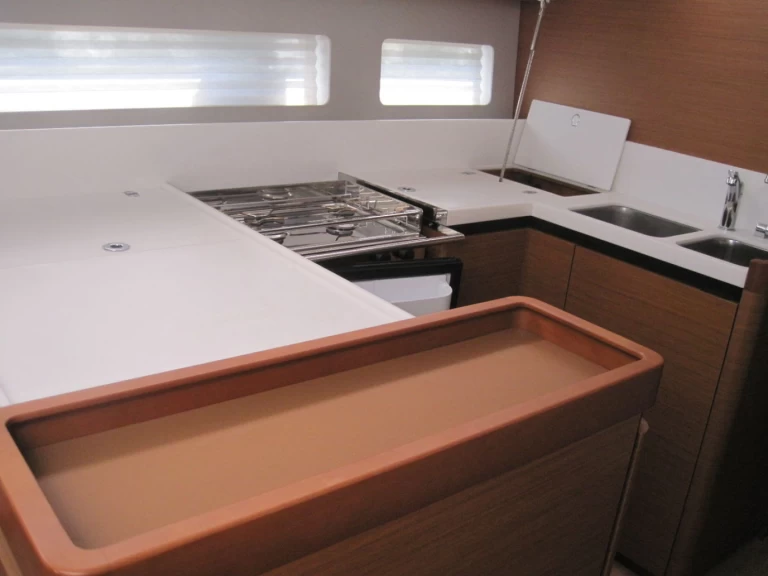 Jeanneau Sun Odyssey 440 da affittare a  Capo d'Orlando