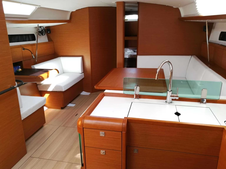 Noleggiare una Jeanneau Sun Odyssey 449 a Agropoli