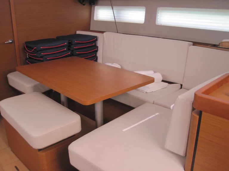 Noleggiare una Jeanneau Sun Odyssey 490 a Capo d'Orlando
