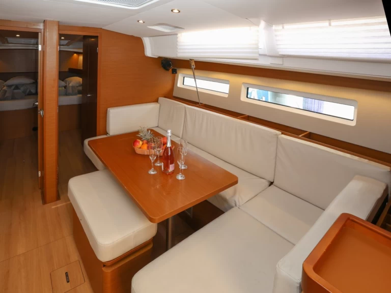 Noleggio Barca a vela Jeanneau con patente nautica