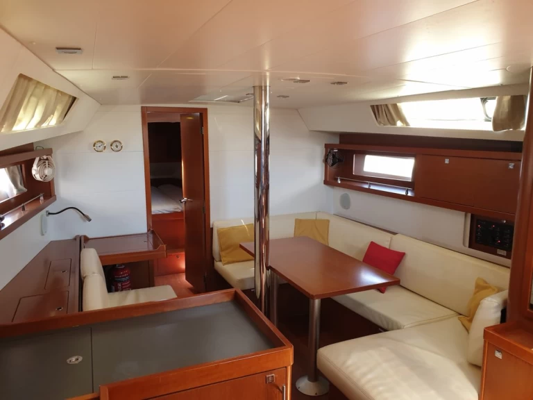 Barca a vela a noleggio a Álimos al miglior prezzo