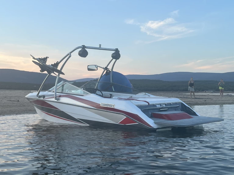 Noleggio Barca a motore Régal con patente nautica