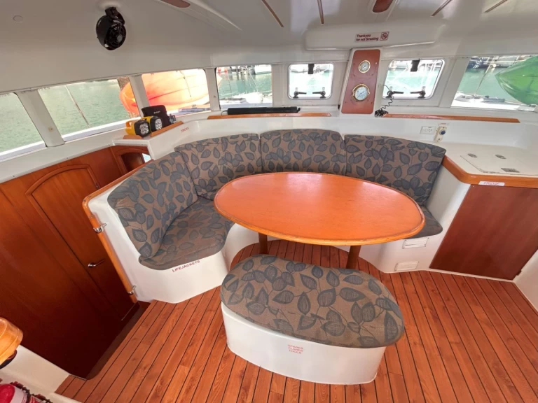 Noleggio barche Airlie Beach economico Lagoon 380