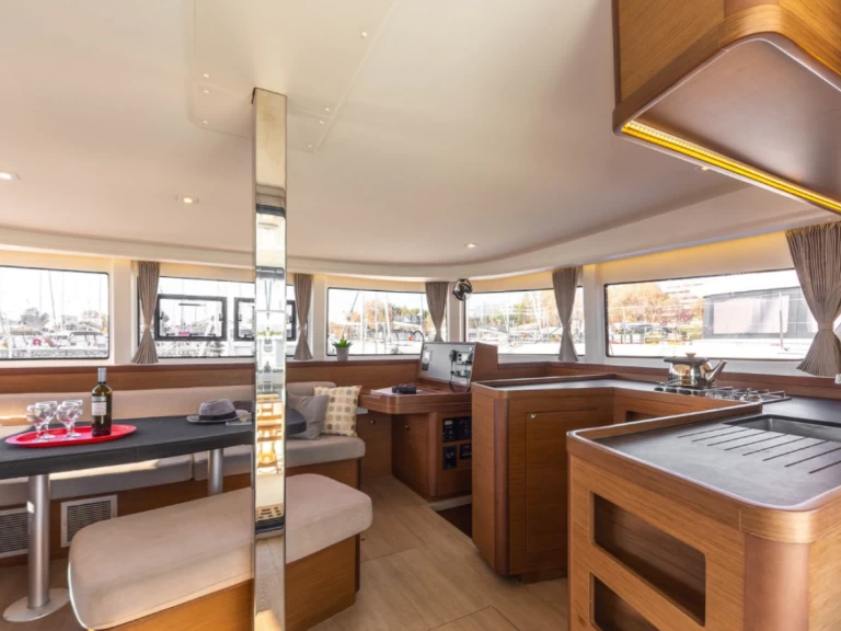 Noleggiare una Lagoon Lagoon 42 a Álimos