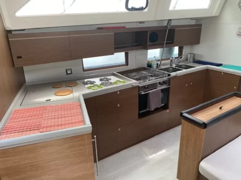 Noleggiare una Bénéteau Oceanis 46.1 a Álimos