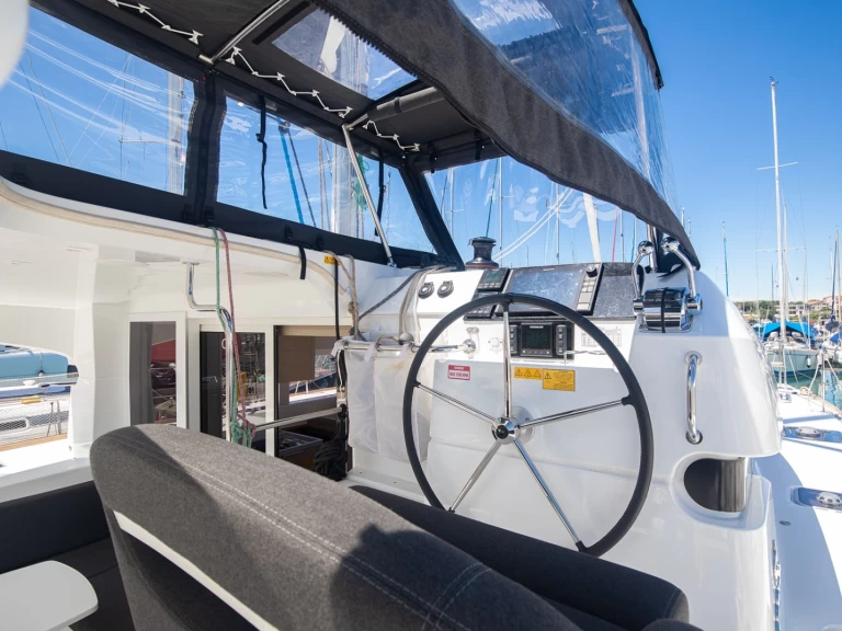 Catamarano a noleggio a Pomer al miglior prezzo