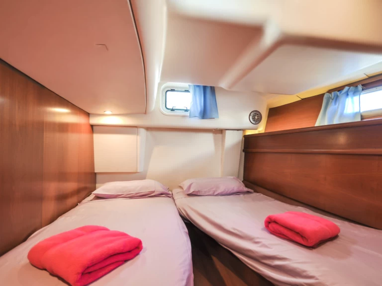 Noleggio Barca a vela Jeanneau con patente nautica