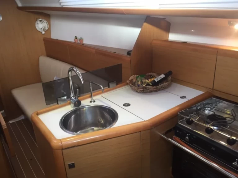 Jeanneau Sun Odyssey 33i da affittare a  Gouviá