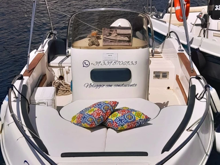 Noleggiare una Ascari Prestige one a Lipari