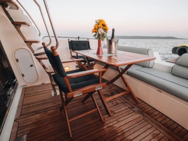 Noleggiare una Sunseeker Manhattan 48 Fly a Kaštel Gomilica