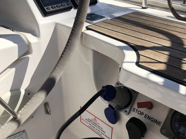 Barca a vela a noleggio a Álimos al miglior prezzo