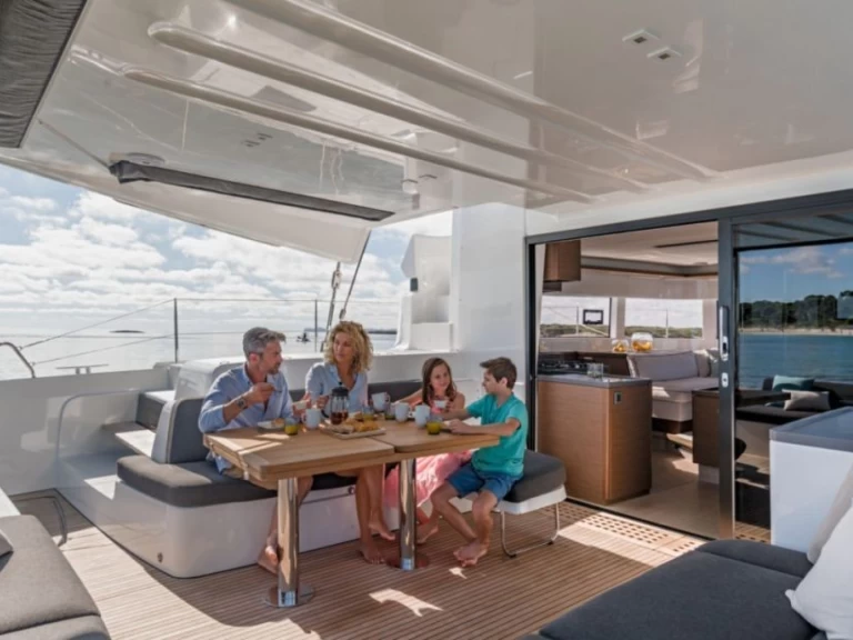 Noleggio Catamarano Lagoon con patente nautica