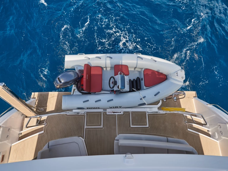 Barca a motore a noleggio a Rogosnizza al miglior prezzo