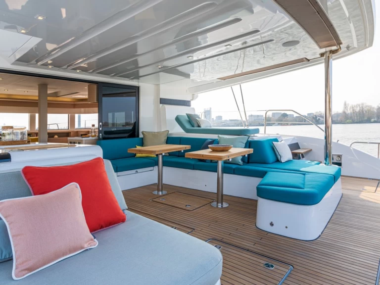 Noleggiare una Lagoon Lagoon 55 a Álimos