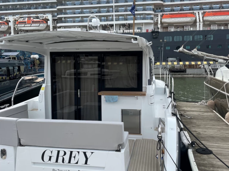 Noleggiare una Sealine C335 Grey a Klaipėdos rajonas