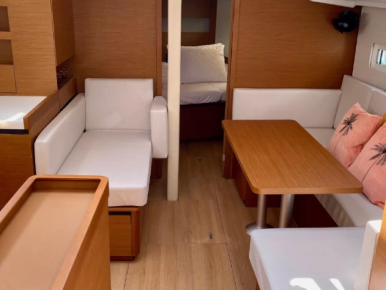 Noleggio Barca a vela Jeanneau con patente nautica