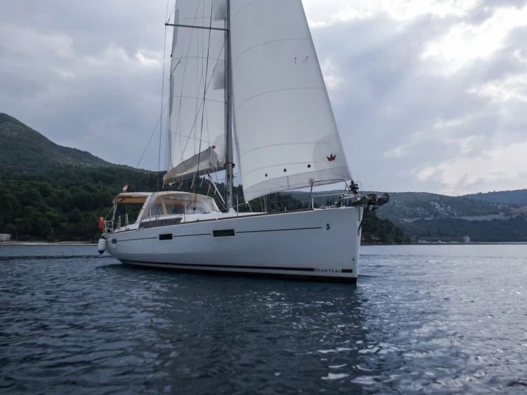 Noleggiare una Bénéteau Oceanis 45 a Tivat