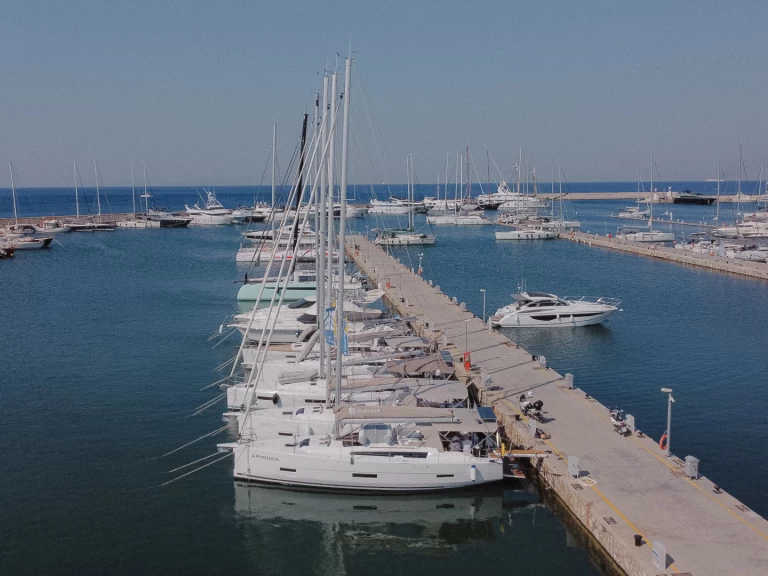Noleggiare una Dufour Dufour 430 a Álimos
