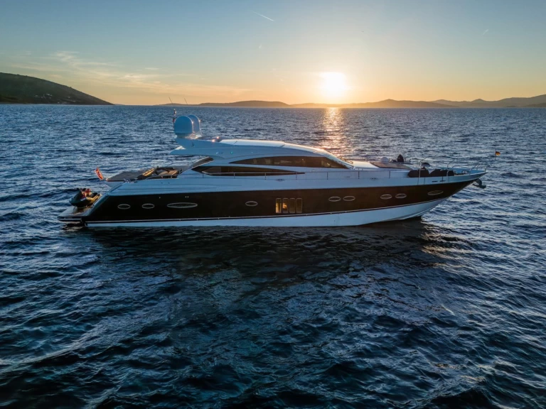 Noleggio Yacht di lusso Princess con patente nautica