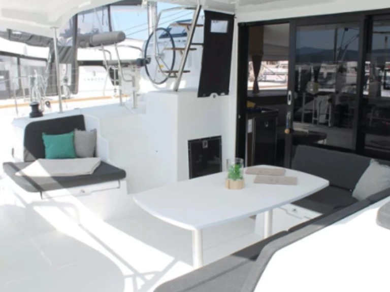 Noleggiare una Lagoon Lagoon 42 a Saint-Raphaël