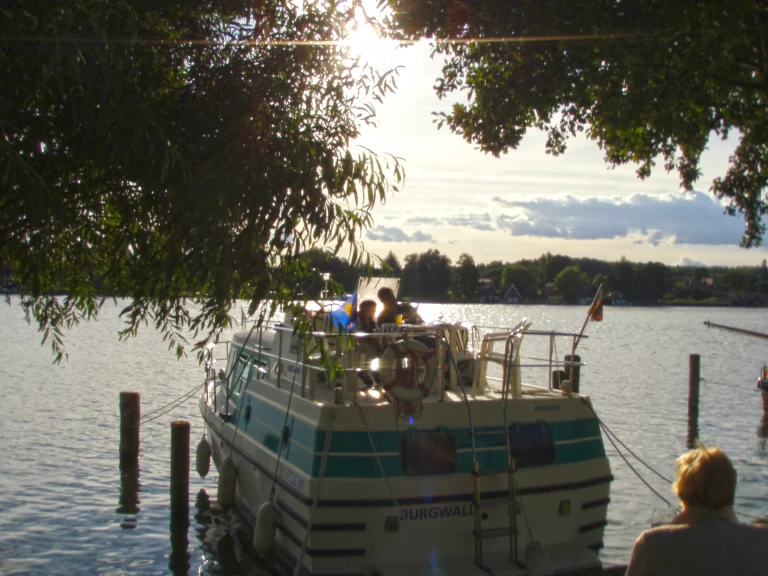 Barca a motore a noleggio a Mildenberg al miglior prezzo