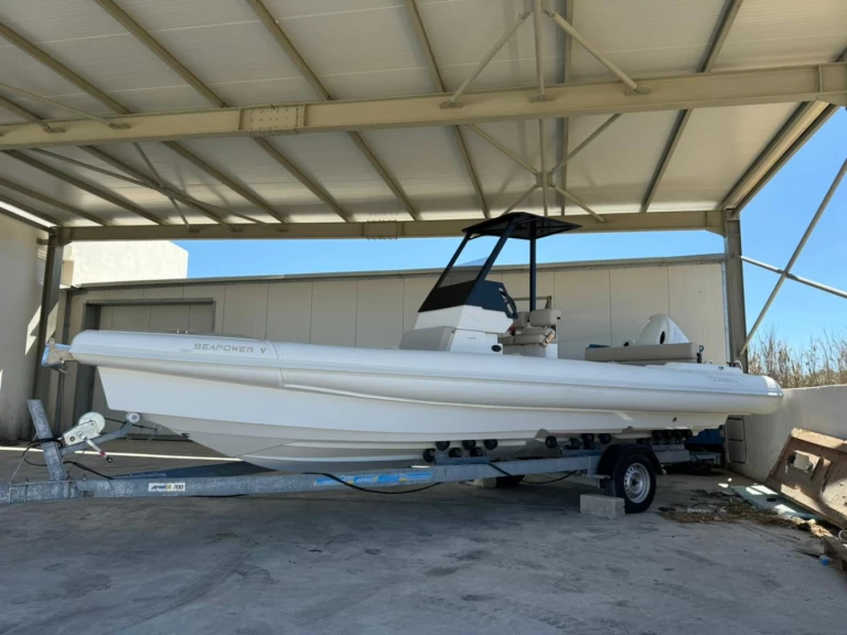 Gommone a noleggio a Platys Gyalós al miglior prezzo