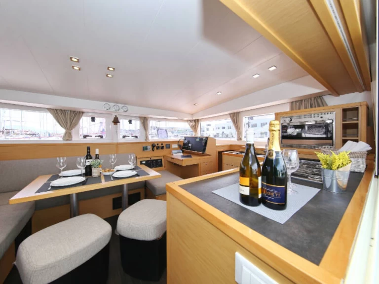 Catamarano a noleggio a Betina al miglior prezzo