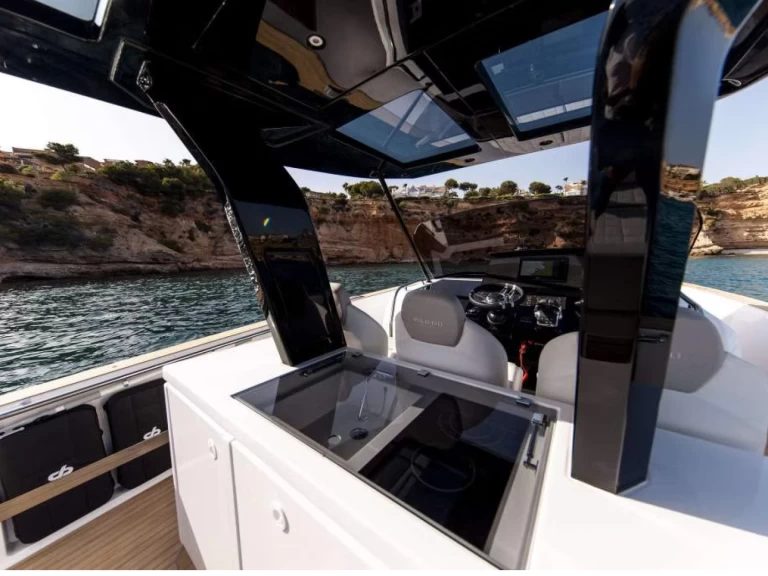 Yacht di lusso a noleggio a Saint-Tropez al miglior prezzo