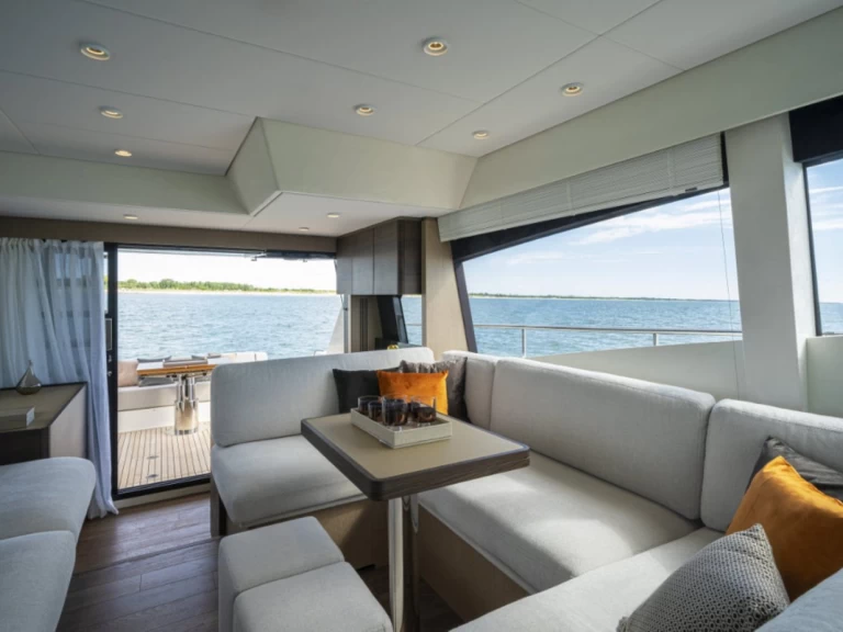 Noleggio Yacht di lusso Ferretti con patente nautica