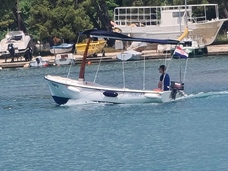 Barca a motore a noleggio a Trogir al miglior prezzo