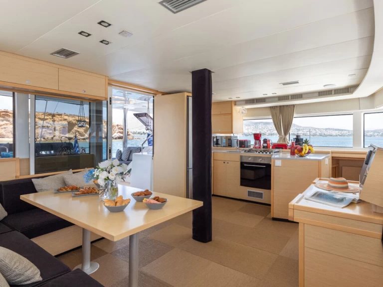 Catamarano a noleggio a Álimos al miglior prezzo