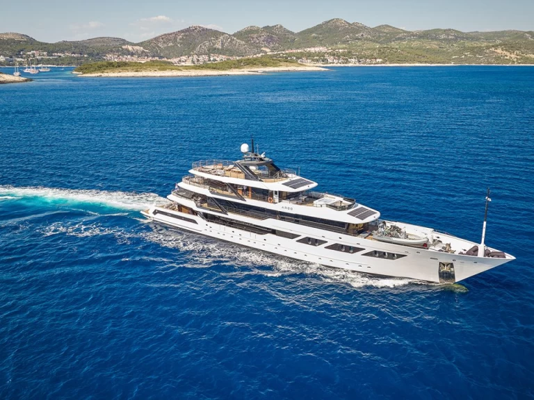 Noleggio Yacht di lusso Custom Made con patente nautica