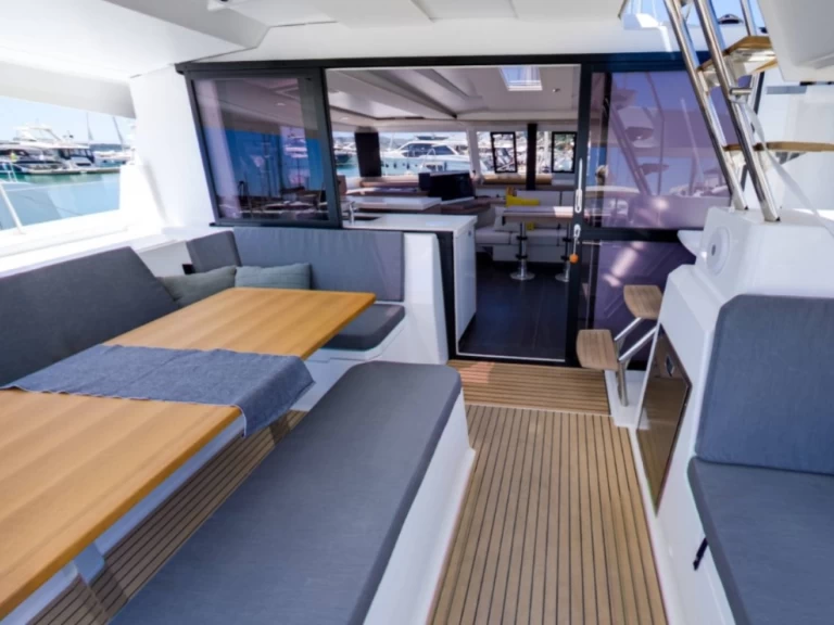 Noleggiare una Fountaine Pajot Astrea 42 a Seget Donji