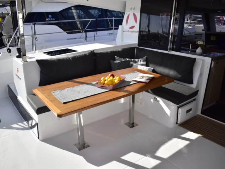 Noleggio Catamarano Fountaine Pajot con patente nautica