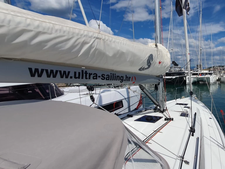 Bénéteau Oceanis 37.1 da affittare a  Spalato