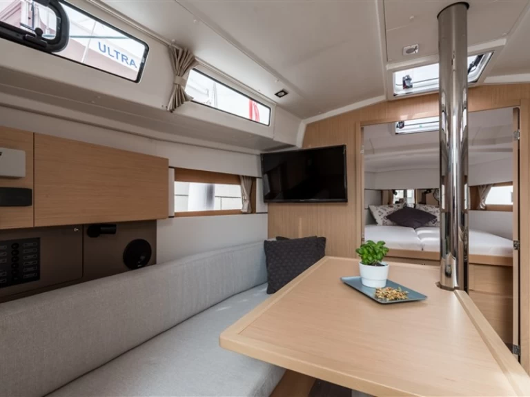 Bénéteau Oceanis 38.1 da affittare a  Spalato