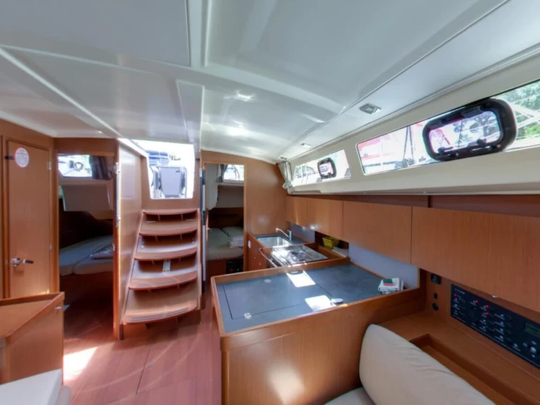 Noleggio barche Bénéteau Oceanis 38.1 a Komolac su Samboat