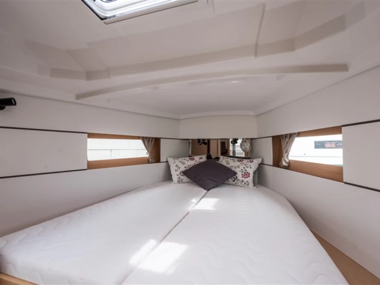 Bénéteau Oceanis 38.1 da affittare a  Komolac