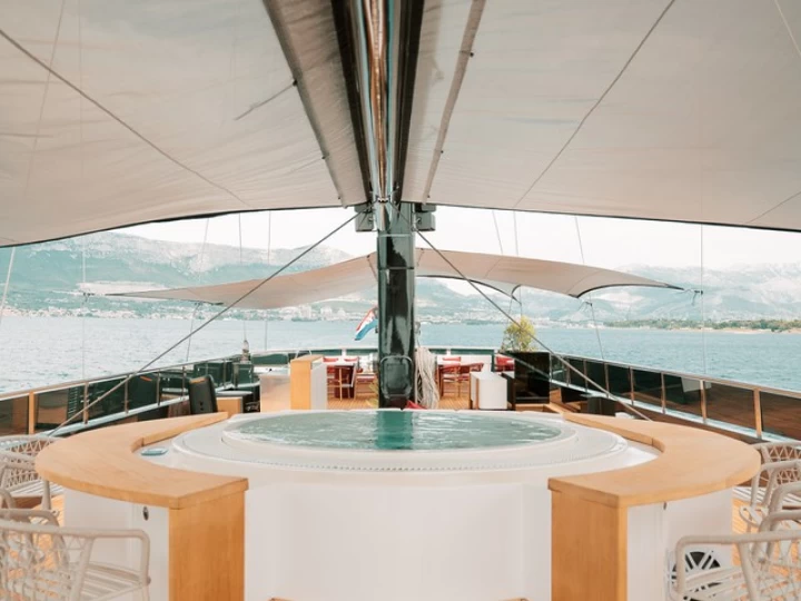 Barca a vela a noleggio a Krilo al miglior prezzo