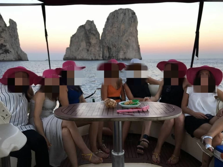 Noleggio barche Napoli economico Gozzo napoletano veloce 