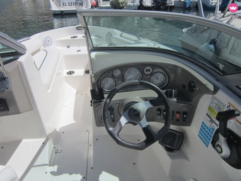 Noleggio Barca a motore Rinker con patente nautica