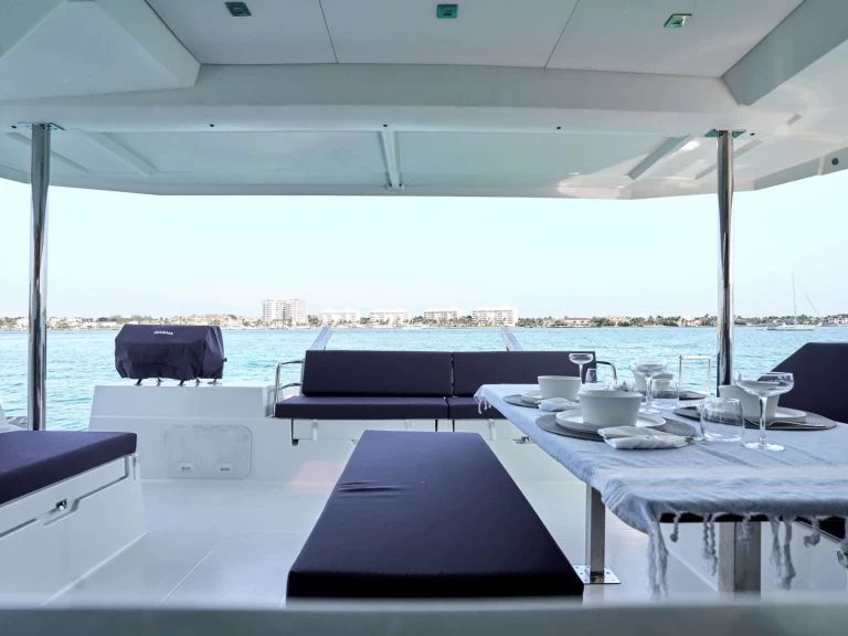 Noleggio Yacht di lusso Fountaine Pajot con patente nautica