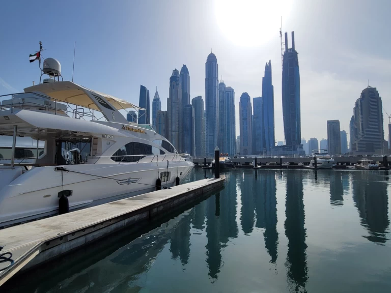 Noleggio barche Dubai Marina economico Refit 2023