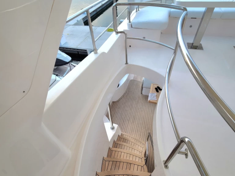 Noleggio Yacht di lusso Gulf Craft - Majesty Yachts con patente nautica