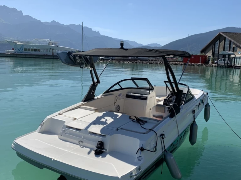 Barca a motore a noleggio a Annecy al miglior prezzo