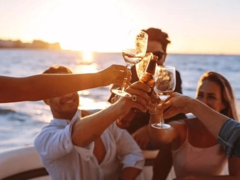 Barca a motore a noleggio a Puerto Deportivo de Marbella al miglior prezzo